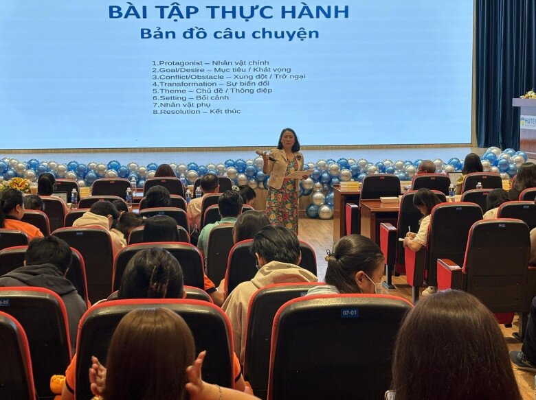 Nhà báo Tạ Bích Loan ra dáng trong một chương trình với sinh viên.