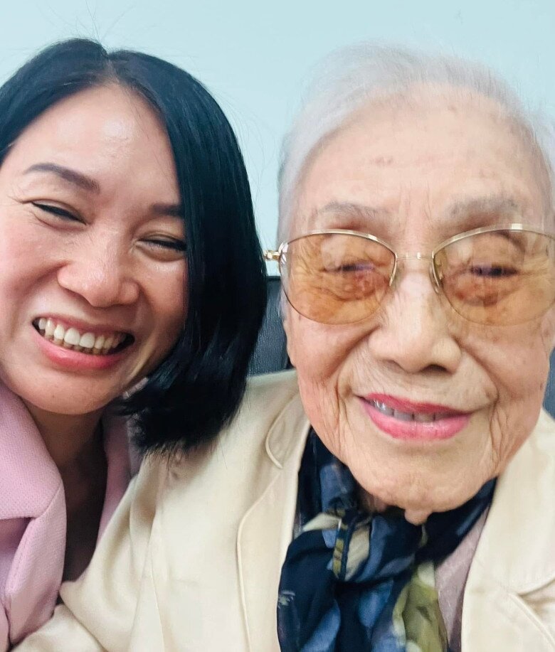 Khánh Thi xúc động gặp lại Tạ Bích Loan sau nhiều năm: Diện mạo, cuộc sống của amp;#34;người đàn bà quyền lựcamp;#34; khi về hưu - 10