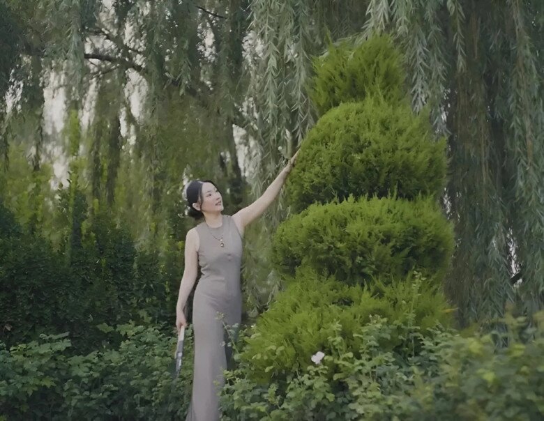 Nữ diễn viên tự tay chăm cây trong khu vườn rộng lớn. Những bụi cây được cắt tỉa công phu, phối hợp cùng hàng liễu tạo khung cảnh nên thơ, yên bình.