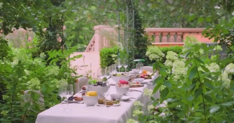 Bàn tiệc trà trong khu vườn được bày biện giữa những bụi cẩm tú cầu và dàn cây xanh um tùm, như một “phiên bản lãng mạn” của tiệc trà chốn cung đình.