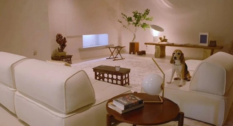 Một trong những phòng sinh hoạt chung mang tông màu sáng, ghế sofa và sàn đều thống nhất, tạo cảm giác yên tĩnh, sang trọng. Góc phòng có bày biện gọn gàng bonsai và điêu khắc.