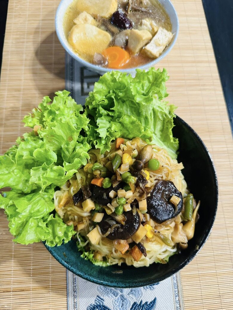 Dù đã dâng cúng mẹ, nỗi nhớ thương vẫn vẹn nguyên trong Đại Nghĩa, thể hiện qua hành động hóm hỉnh nhưng chứa đựng nhiều cảm xúc: Món mì khô chay ngon nhức nách đã hoàn thành, chè đậu xanh đánh thơm ngon ngọt nhẹ cũng xong. Con dâng lên cho mẹ một chén nhưng đến khi con dọn con ăn thì là một tô nha mẹ.