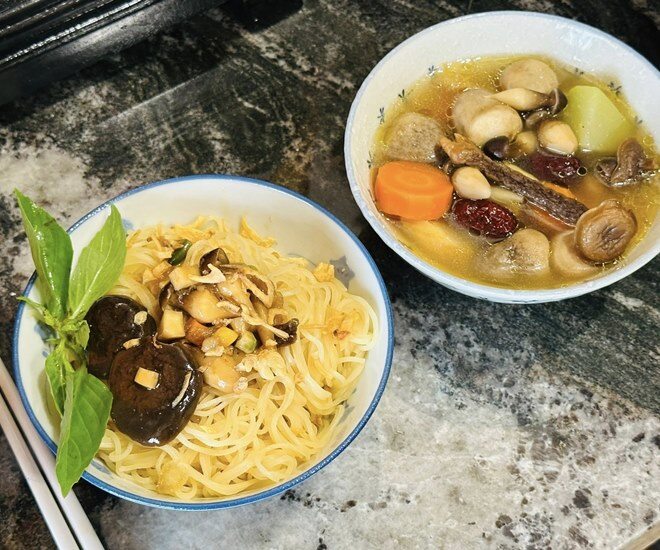 Hai món ăn được anh chuẩn bị cúng mẹ gồm món chính là mì khô chay, được anh tự nhận xét là ngon nhức nách. Món tráng miệng: Chè đậu xanh đánh thơm ngon ngọt nhẹ.