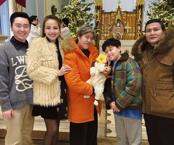 Chồng của Diễm Hương (thường được cô gọi thân mật là Mập) chính là người đảm nhận vai trò nội trợ chính, chăm sóc từng bữa ăn cho cả gia đình. Tuy nhiên, trật tự này đã hoàn toàn thay đổi kể từ khi mẹ ruột nàng hậu sang thăm và chăm sóc cháu ngoại. Sự xuất hiện của bà không chỉ mang theo hơi ấm gia đình mà còn mang cả hương vị quê nhà Việt Nam đến với căn bếp nơi xứ người.