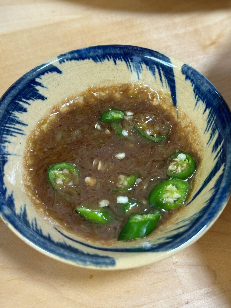 Sự chăm chỉ và khéo léo của mẹ ruột Diễm Hương khiến ngôi nhà của cô lúc nào cũng thơm lừng mùi thức ăn. Nàng hậu tự hào khẳng định, có mẹ ở bên, khái niệm ăn cho qua bữa hay ăn đại khái hoàn toàn biến mất khỏi từ điển của gia đình. Diễm Hương chia sẻ đầy tự hào: Có mẹ là không bao giờ ăn đại khái và không ngon chứ đừng nói đến đói! Lẩu bò mắm ruốc.