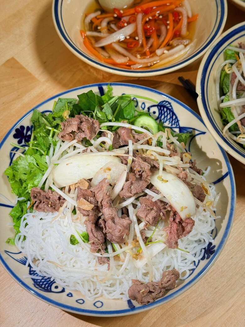 Diễm Hương viết trên trang cá nhân: Mập nói: Mai con đi làm về sớm mua giá, mẹ nấu bún thịt xào ăn nhé. Và chưa cần Mập đi làm về, bà ngoại đã lội bộ qua chợ mua giá về rồi. Mập tấm tắc ăn khen ngon vì đã lâu mới được ăn món ăn quê hương Cần Thơ. Có ngoại là cả nhà ngon miệng no bụng.