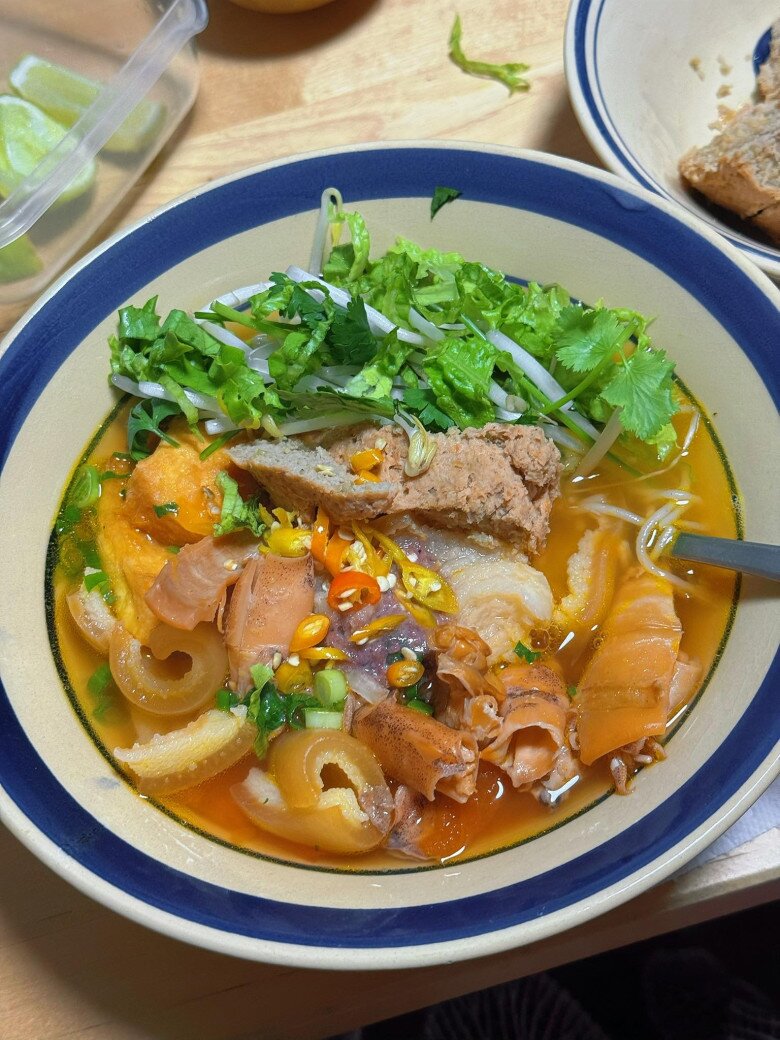 Một món tủ khiến cả nhà Diễm Hương say mê nhất chính là bún riêu. Dù thiếu thốn một vài nguyên liệu đặc trưng nơi xứ người, mẹ nàng hậu vẫn luôn có cách biến tấu để tạo ra hương vị chuẩn nhất. Cô kể lại đoạn đối thoại đời thường nhưng vô cùng hạnh phúc: Mẹ! Hay là mẹ nấu bún riêu ăn tối đi. Nhà có gì cà chua đâu mà nấu. Thì mẹ nấu sao trước đi, con nhờ Duy về mua cà. Gì chứ món ngon nhất và dễ nhất với mẹ Hương là bún riêu! Đủ phiên bản, từ nguyên liệu đơn sơ đến cầu kỳ. Mập chắc sau đợt này lên cân.