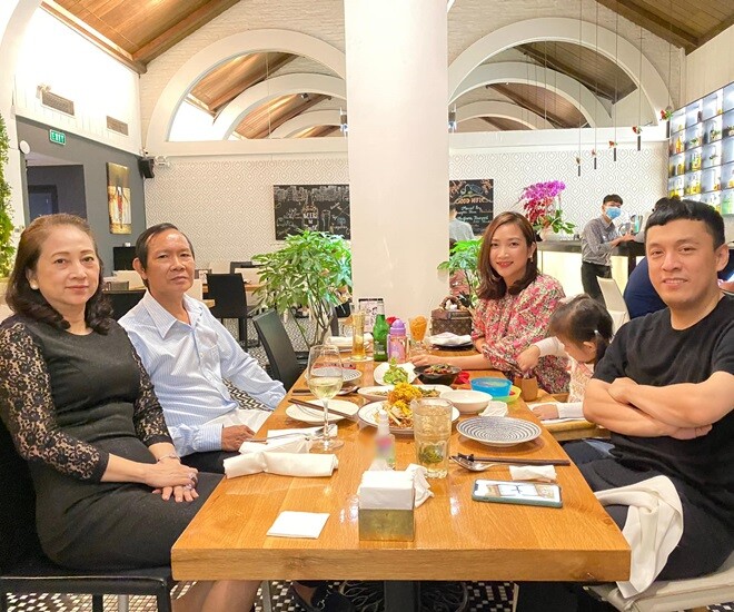 Mẹ vợ Lam Trường amp;#34;xuất chiêuamp;#34; làm món tuyệt phẩm cho đàn con, bố vợ nam ca sĩ đứng bên chăm chỉ phụ vợ - 1