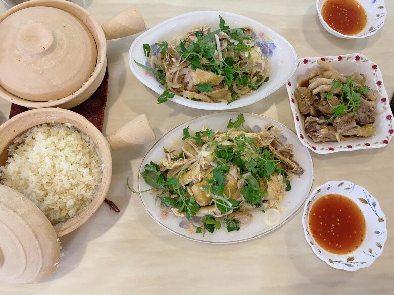 Mẹ vợ Lam Trường có vẻ ngoài quý phái nhưng là người phụ nữ rất đảm đang. Không chỉ giúp đỡ các con chăm cháu, bà còn nấu ăn rất ngon. Yến Phương từng khoe món cơm gà của mẹ rất hấp dẫn.