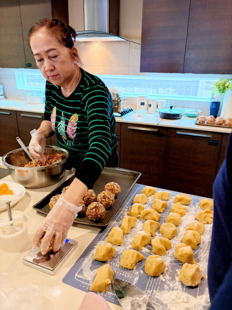 Và mới đây, bà đã làm bánh Trung thu phục vụ các con dù Trung thu đã qua. Mẹ vợ Lam Trường tỉ mỉ chuẩn bị phần nhân thập cẩm gồm đủ các nguyên liệu như jambon, lạp xưởng, mứt gừng, hạt dưa, mè trắng... Mỗi viên nhân được cân đo cẩn thận để đảm bảo độ đồng đều trước khi cho vào vỏ bánh.