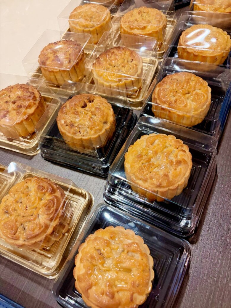 Bánh được đóng hộp gọn gàng, đẹp mắt. Nhìn qua cứ tưởng là bánh tiệm cao cấp, ai ngờ là “cây nhà lá vườn” làm bằng cả tấm lòng của mẹ.