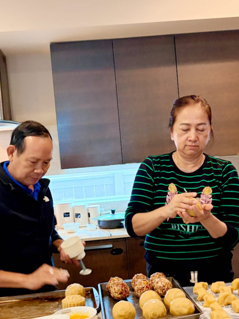 Bố vợ Lam Trường cũng chăm chỉ phụ vợ chuẩn bị bánh. Bà ngoại Phoebe nắn từng chiếc bánh với sự chăm chút kỹ lưỡng, còn ông xã thì hỗ trợ đóng khuôn, tạo hình hoa văn sắc nét.