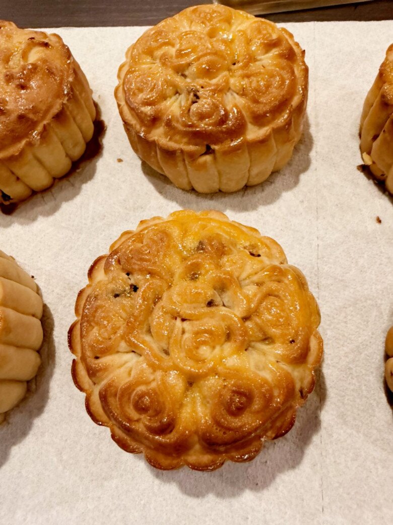 Thành phẩm sau khi nướng – lớp vỏ bánh óng ả, vàng đều bắt mắt. Bánh không chỉ ngon mà bề ngoài còn khá chỉn chu, nhưng Yến Phương nhận xét hình thức cũng tạm đủ ăn.