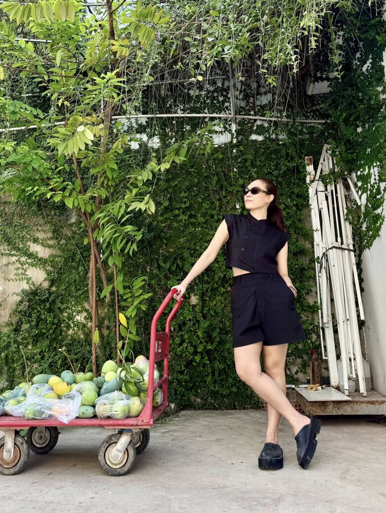 Nữ ca sĩ 44 tuổi cho biết cô chia sẻ những khoảnh khắc tại nhà vườn không phải để làm hình ảnh mà đến mùa nào, có trái gì cô mới quay lên. Điều đó giúp cô cân bằng lại đời sống hàng ngày của mình khi làm việc nhiều.