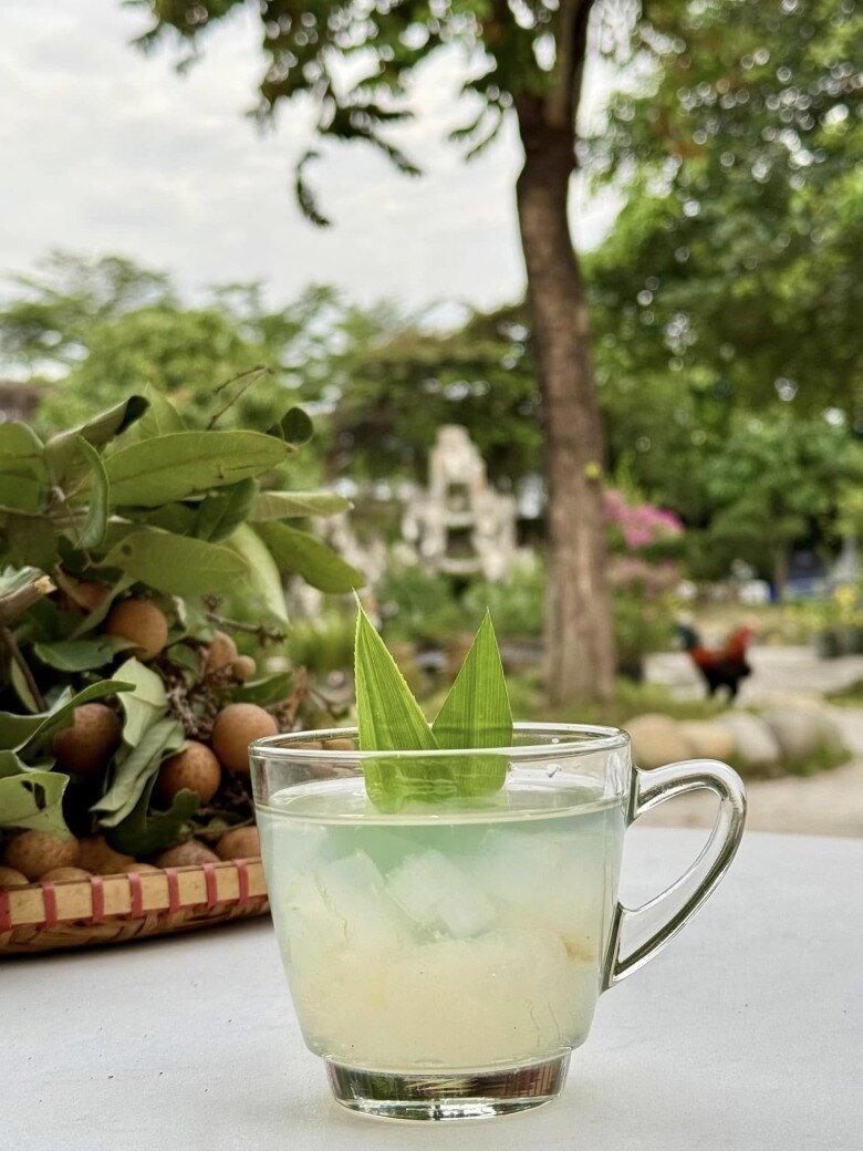 Nữ ca sĩ thu hoạch và chế biến những nông sản do chính mình làm ra và có những giây phút thảnh thơi khi thưởng thức thành quả ngay tại nhà vườn.