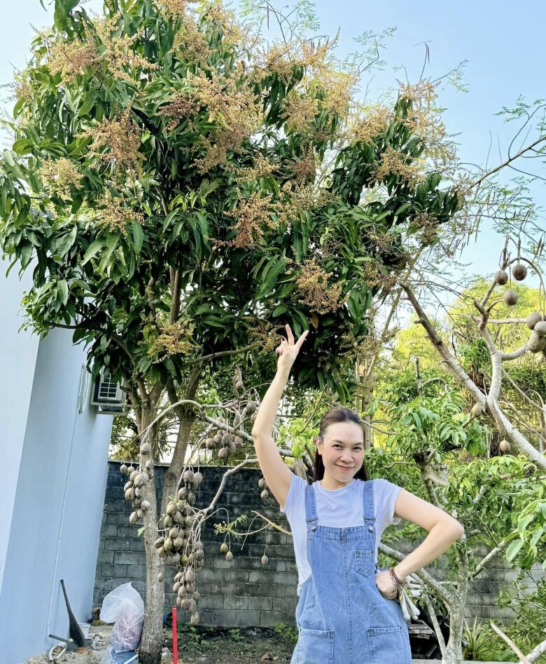 Ca sĩ 8x thấy việc uống trà hay chăm sóc cây cối làm cho mình thư giãn, thư thái, tự nhiên học được nhiều thứ hơn và quay trở lại bổ trợ công việc. Thế nên cô giữ thói quen đó. Nữ ca sĩ rất vui và hài lòng với hiện tại của mình.