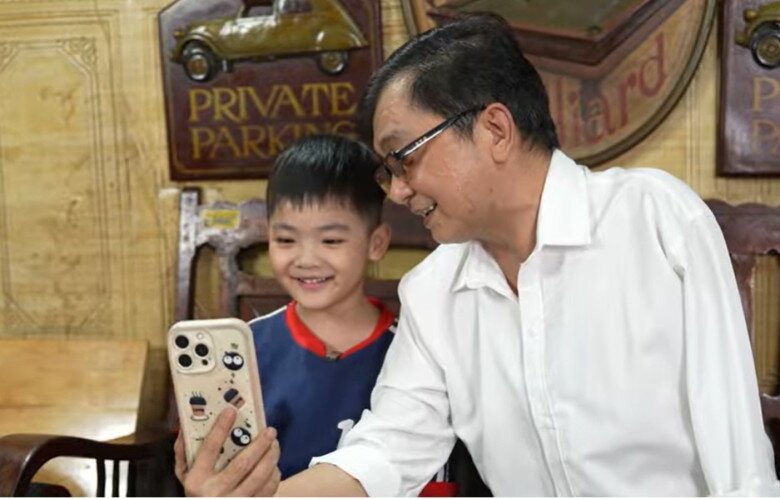 Ca sĩ Nhật Linh và con trai.