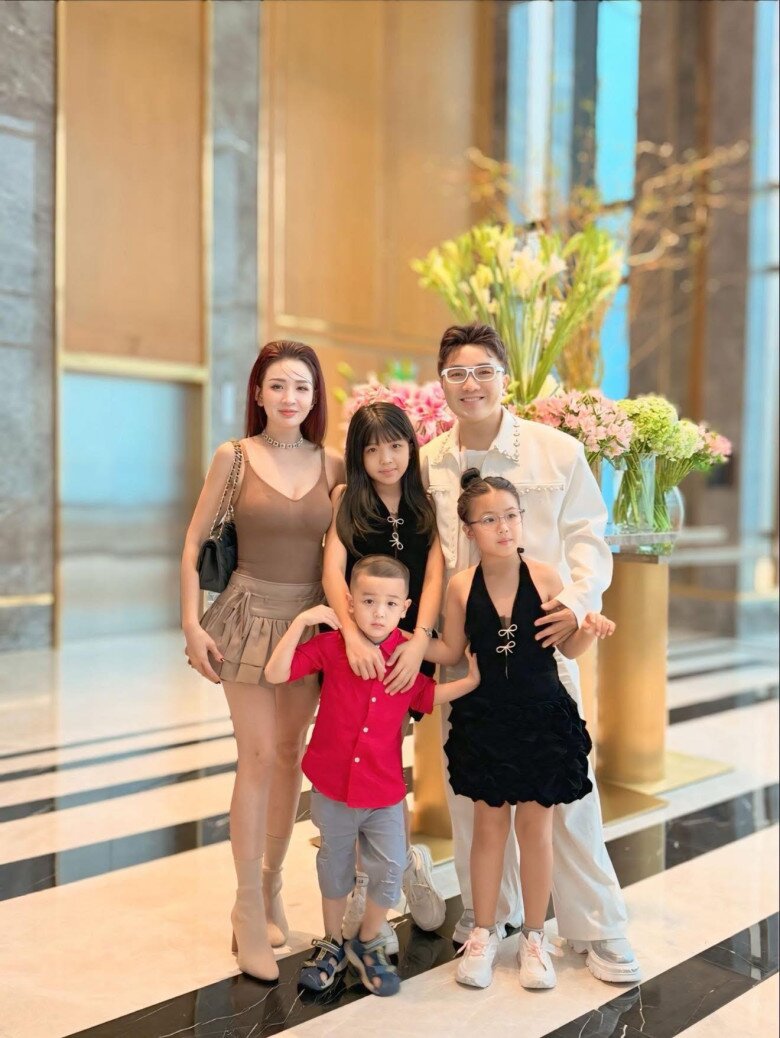 Nam ca sĩ Việt sống như amp;#34;vuaamp;#34; trong biệt thự vốn là khách sạn, nhìn vợ đau đẻ mà bỏ nhậu và đàn đúm - 4