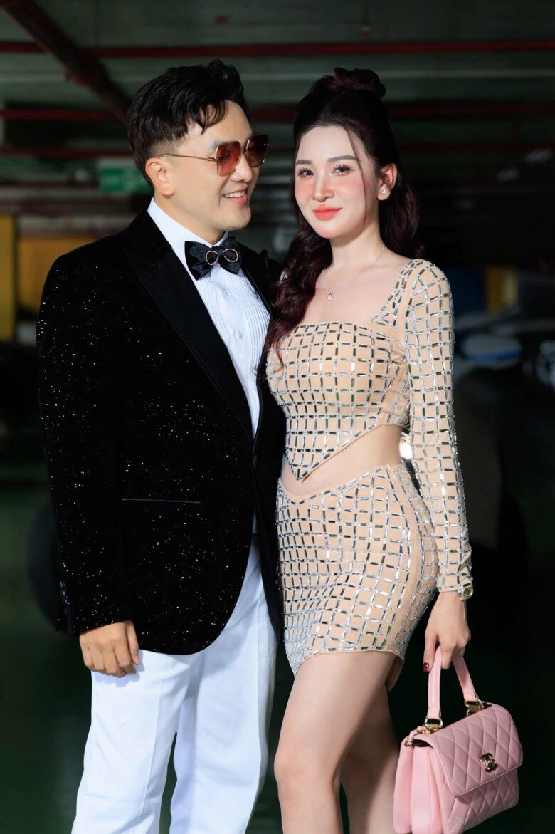 Nam ca sĩ Việt sống như amp;#34;vuaamp;#34; trong biệt thự vốn là khách sạn, nhìn vợ đau đẻ mà bỏ nhậu và đàn đúm - 7