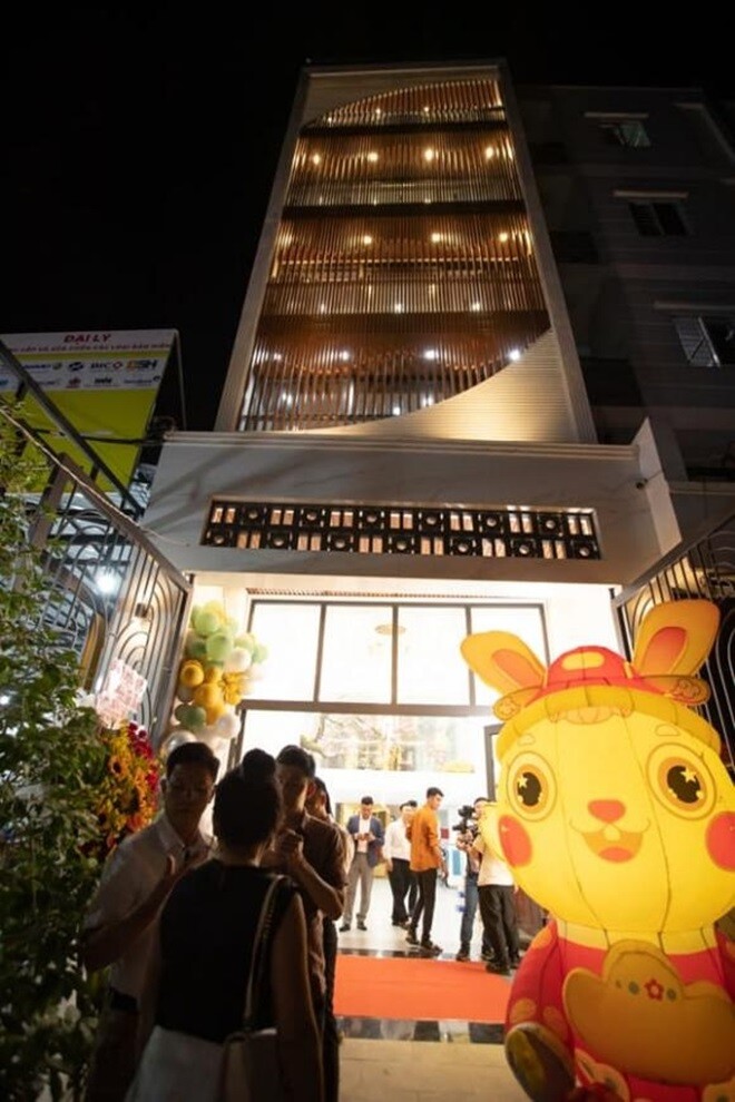 Nam ca sĩ có cuộc sống sung túc trong biệt thự lớn.