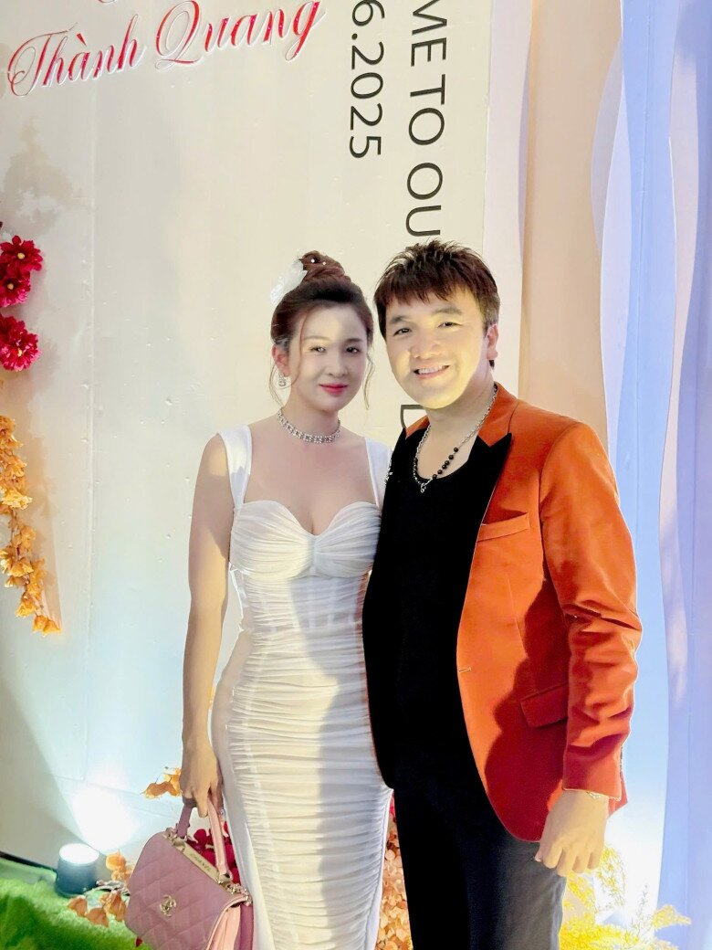 Giờ đây cặp vợ chồng luôn song hành cùng nhau.