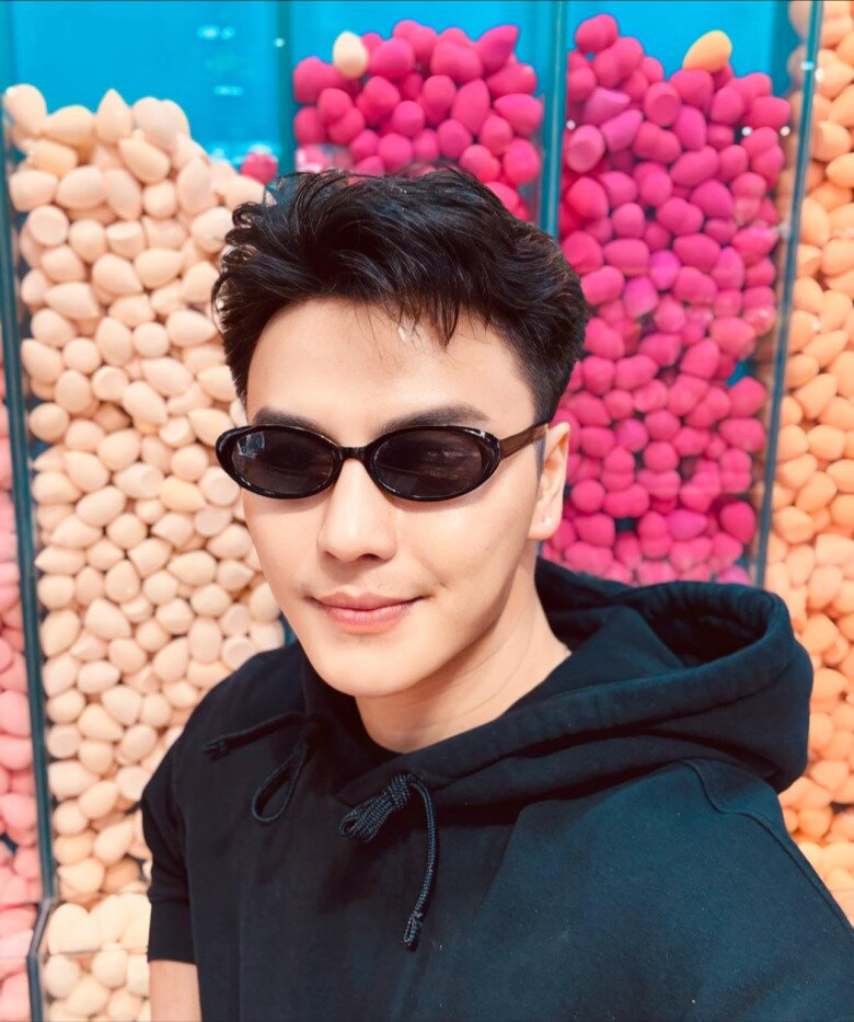 Nam NSƯT có ngoại hình sáng với chiều cao 1m80.