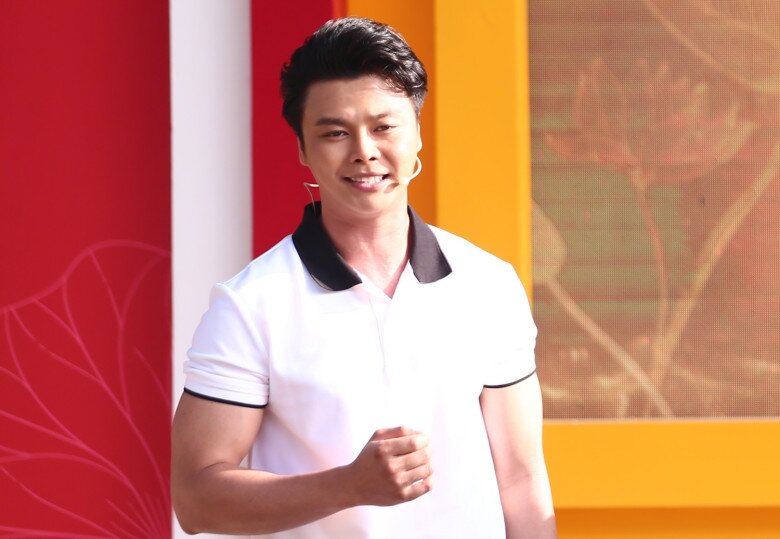 Nam nghệ sĩ cải lương từng cho con ngủ dưới gầm sân khấu, đứa trẻ sau này thành amp;#34;thần đồngamp;#34; cao 1m80 - 3