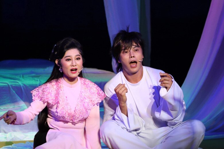 Nam nghệ sĩ cải lương từng cho con ngủ dưới gầm sân khấu, đứa trẻ sau này thành amp;#34;thần đồngamp;#34; cao 1m80 - 7