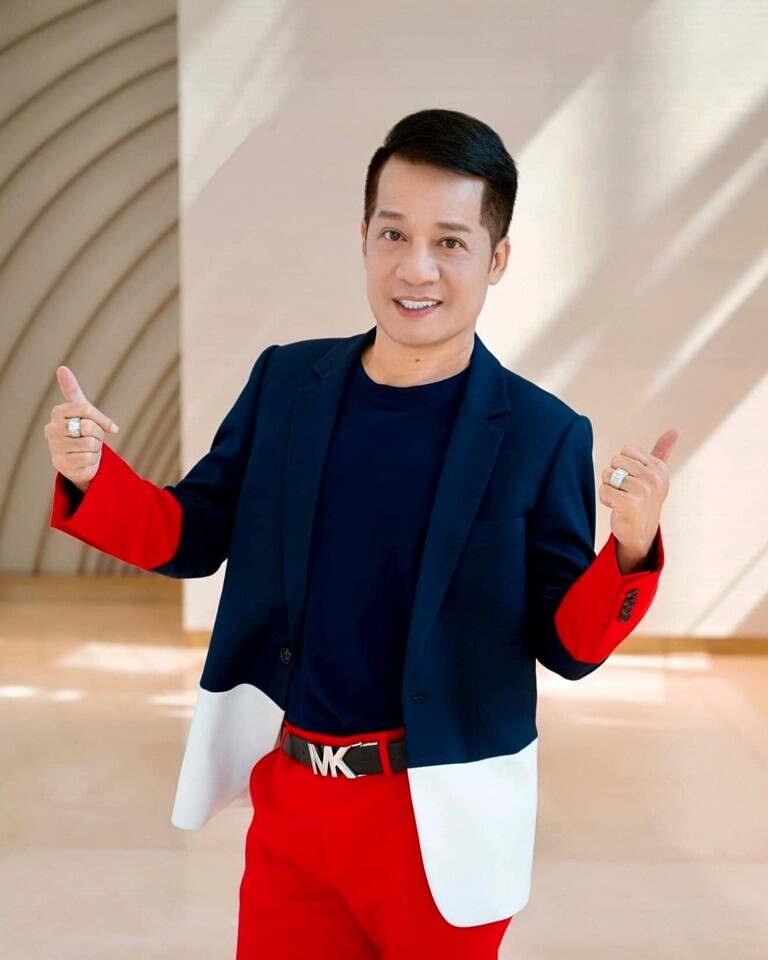 Nam nghệ sĩ hiện sống độc thân, không vợ con.