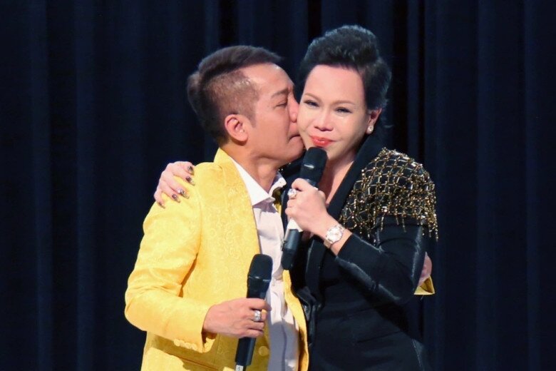 Việt Hương rất lo lắng, quan tâm người thầy của mình.