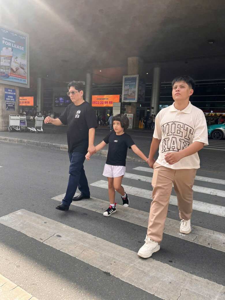 Ngoại hình của đạo diễn Đức Thịnh sau khi giảm 10kg, được vợ đẹp khen amp;#34;càng già càng bảnh tỏnamp;#34; - 10