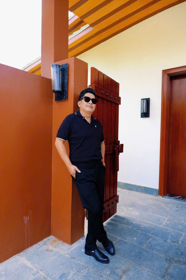 Ngoại hình của đạo diễn Đức Thịnh sau khi giảm 10kg, được vợ đẹp khen amp;#34;càng già càng bảnh tỏnamp;#34; - 1