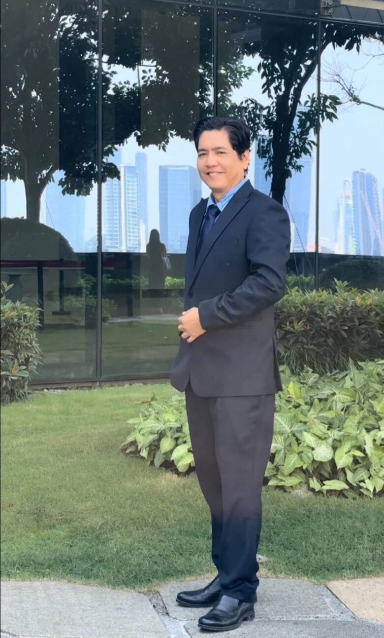 Không còn bụng bự như trước kia, đạo diễn Đức Thịnh xuất hiện với ngoại hình thon thả và lịch lãm hơn.