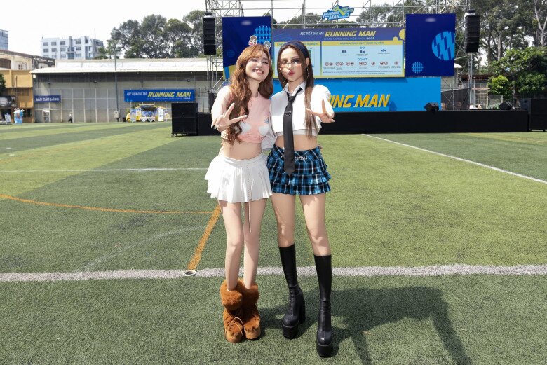 Trên trang cá nhân, cô cũng đăng tải loạt hình với chiếc áo này.