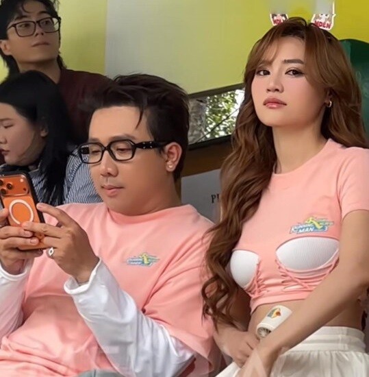 amp;#34;Ngọc nữamp;#34; nóng bỏng ngồi bên Trấn Thành gây tranh cãi vì chiếc áo lạ: U40 chưa chồng, xây biệt thự hàng chục tỷ - 1