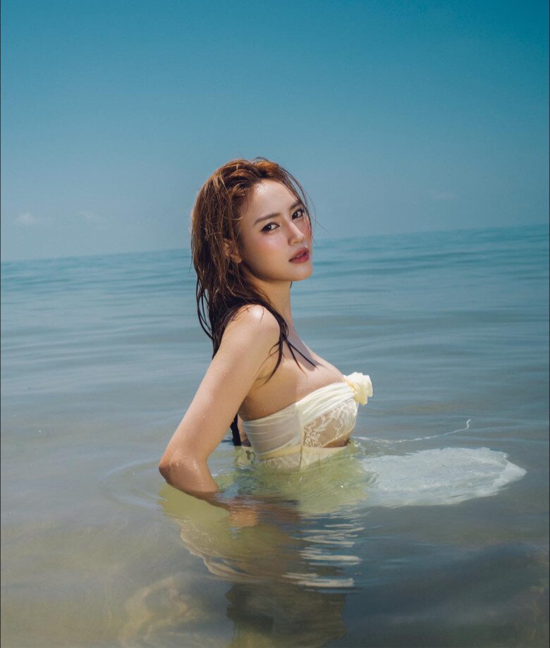 amp;#34;Ngọc nữamp;#34; nóng bỏng ngồi bên Trấn Thành gây tranh cãi vì chiếc áo lạ: U40 chưa chồng, xây biệt thự hàng chục tỷ - 17