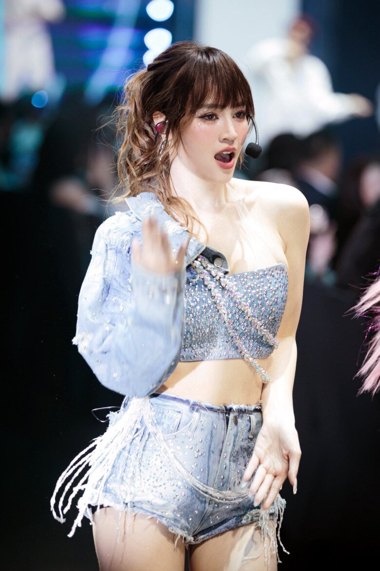 Nữ diễn viên không ngại phô diễn hình thể trên sân khấu.