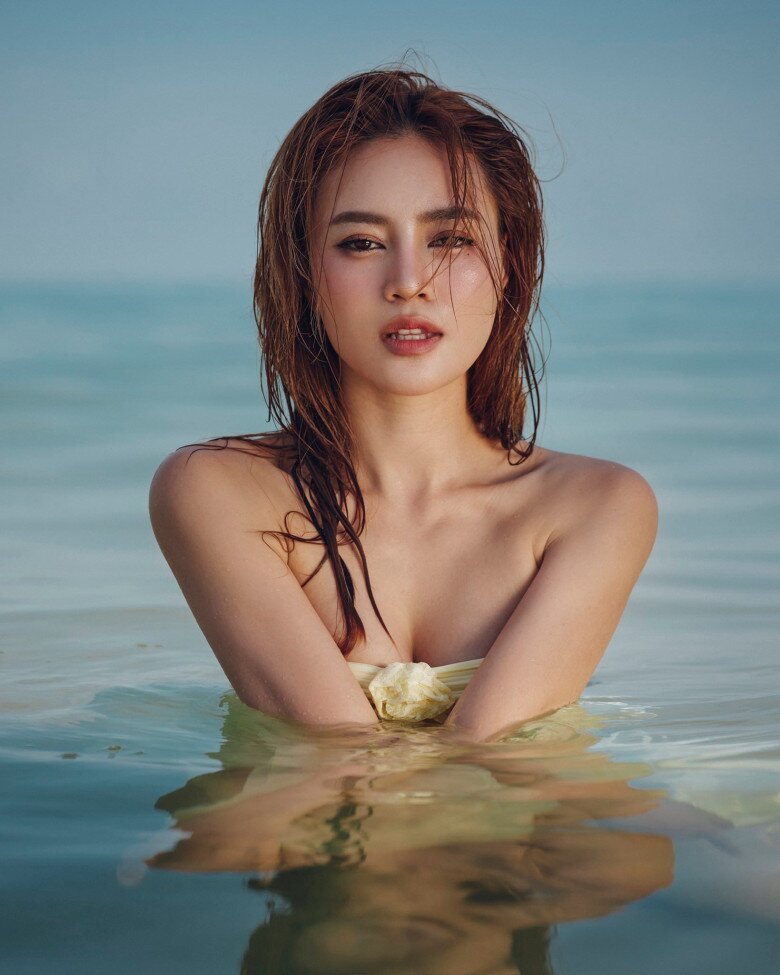 Người đẹp sinh năm 1990 luôn biết cách duy trì độ hot.