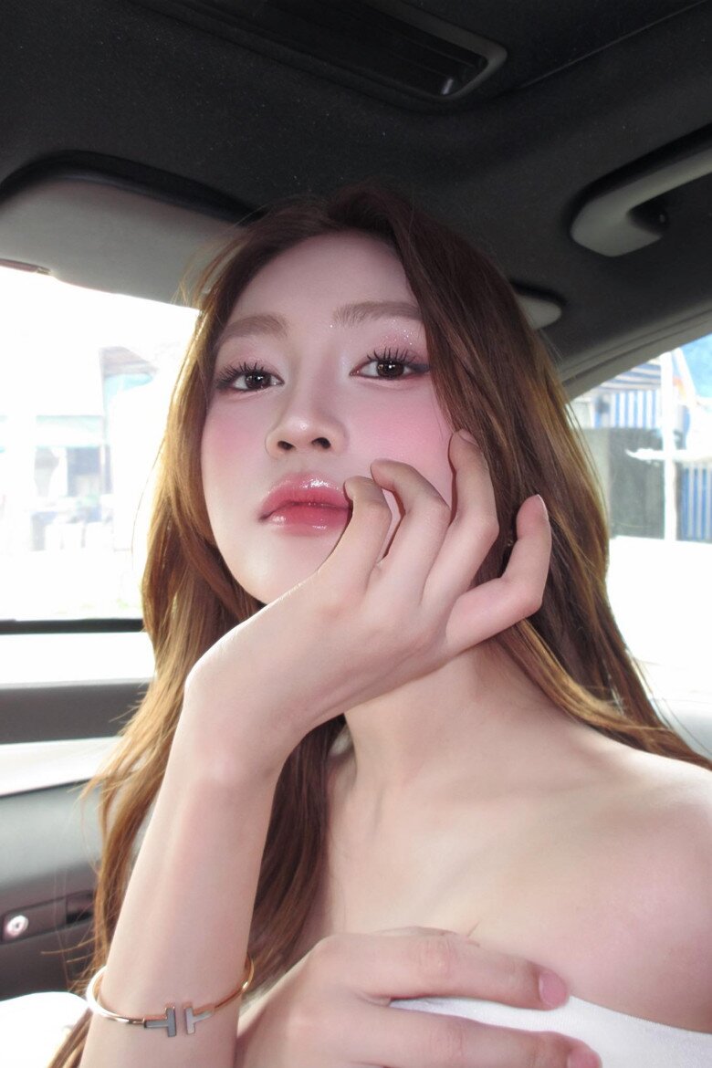 amp;#34;Ngọc nữamp;#34; nóng bỏng ngồi bên Trấn Thành gây tranh cãi vì chiếc áo lạ: U40 chưa chồng, xây biệt thự hàng chục tỷ - 19