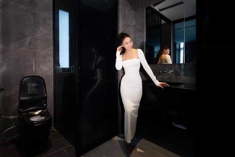 amp;#34;Ngọc nữamp;#34; nóng bỏng ngồi bên Trấn Thành gây tranh cãi vì chiếc áo lạ: U40 chưa chồng, xây biệt thự hàng chục tỷ - 14