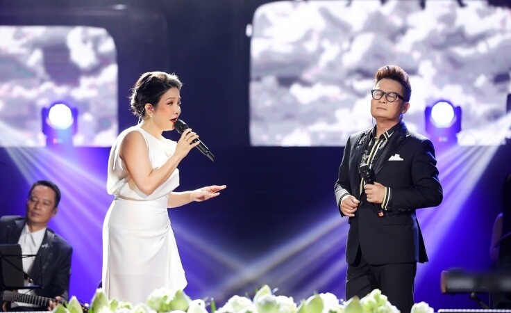 Mỹ Linh khen tình cũ hát hay, đong đầy cảm xúc và còn nói chuyện rất vui và tếu táo.