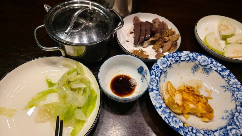 Cách đây ít hôm, nam nghệ sĩ cũng anh cũng từng trổ tài làm thơ giới thiệu thực đơn: Trên bàn có trứng, đậu, lòng/ Gà luộc một đĩa là xong bữa chiều/ Bắp cải chẳng đáng bao nhiêu/ Dăm ba miếng ổi có nhiều Vi ta/ Min C ăn muộn rất là/ Hại cho sức khỏe cả nhà... lưu ý nhé.