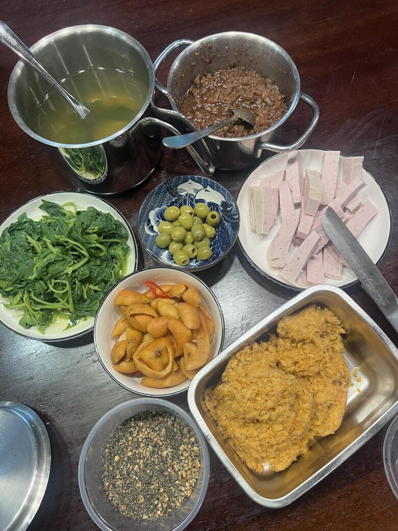 NSND Xuân Bắc đi tiệc về vẫn amp;#34;mêamp;#34; cơm nguội, bà xã hé lộ phong cách amp;#34;bê cả nồiamp;#34; làm dân mạng thích thú - 8