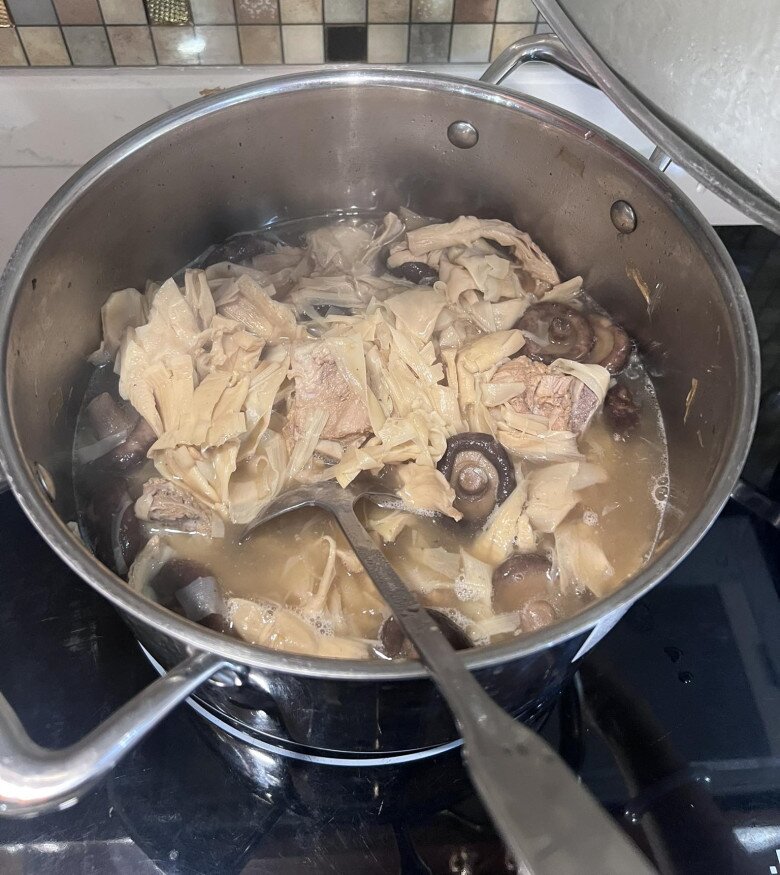 Quả thật, việc bê cả nồi lên bàn không chỉ là để tiết kiệm thời gian dọn rửa mà còn có mục đích giữ cho thức ăn luôn nóng hổi, nhất là với các món canh hoặc lẩu.