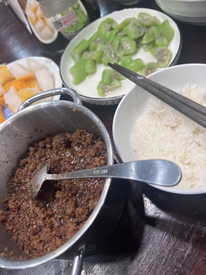 Dưới phần bình luận, khi nhận được sự quan tâm của bạn bè, Hồng Nhung đã giải thích rất cặn kẽ về thói quen này: Bê cả nồi lên bàn ăn là thói quen tiện lợi, giữ thức ăn nóng hổi, thường gặp trong gia đình Việt để tiết kiệm thời gian dọn rửa. Dù không phải kiêng kỵ nghiêm trọng như nối đũa, thói quen này có thể thiếu lịch sự trong bối cảnh trang trọng hoặc gây bất tiện không gian bàn ăn.