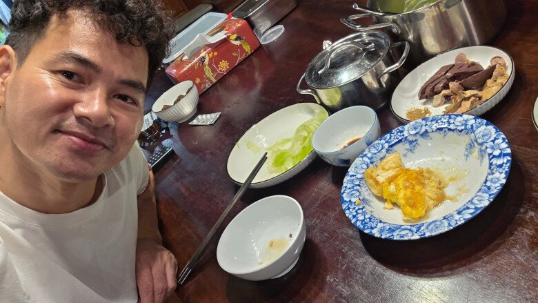 Điều này cho thấy, bận rộn với công tác quản lý tại Cục Nghệ thuật biểu diễn, anh thường xuyên về muộn, ăn quá bữa nhưng không thể từ chối cơm nhà. Danh hài khuyên mọi người không nên như mình, mà phải ăn uống đúng giờ để giữ sức khỏe.