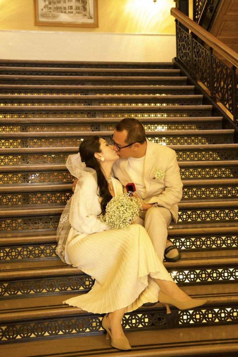 Nguyễn Hồng Nhung chia sẻ hình ảnh bên người đàn ông hiện tại.