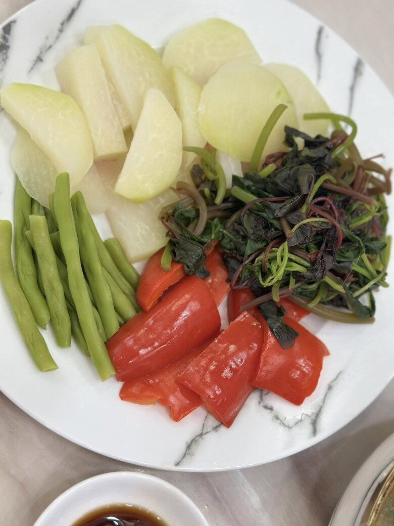 Nay em nấu cá tráp hấp xì dầu, canh xương hầm cà rốt khoai tây, thêm ít chả cá vo viên, rau luộc nha. Bữa ăn nhà em lúc nào cũng rau nhiều hơn đạm, nêm nếm ít. Mời cả nhà nào, cô hào hứng chia sẻ.