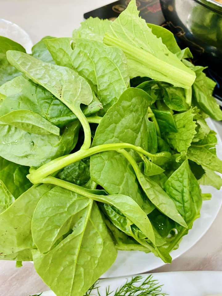 Đây không phải lần đầu tiên Vy Oanh làm món này. Cô từng thực hiện nhiều lần để ông xã thưởng thức. Nhiều bạn bè xuýt xoa. Một số người bạn khoái chí khi thấy món ăn đặc sản Hải Phòng. Cô thổ lộ: Dạ Hải Phòng quê ta ạ. Em cũng mới biết nấu khi lấy chồng.