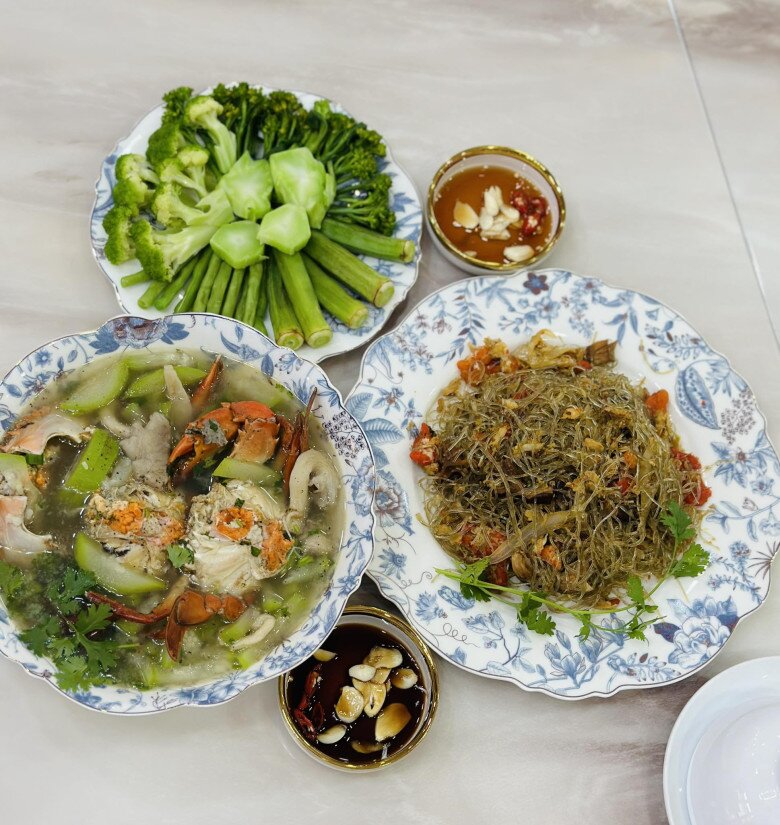 Điều đó vừa thể hiện tình cảm với gia đình chồng, vừa cho thấy hình ảnh một người phụ nữ hiện đại nhưng vẫn giữ được nét truyền thống trong căn bếp nhà mình.